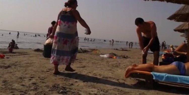 Oferta zilei pe plajă: porumb cald, porumb fiert, porumb fierbinte